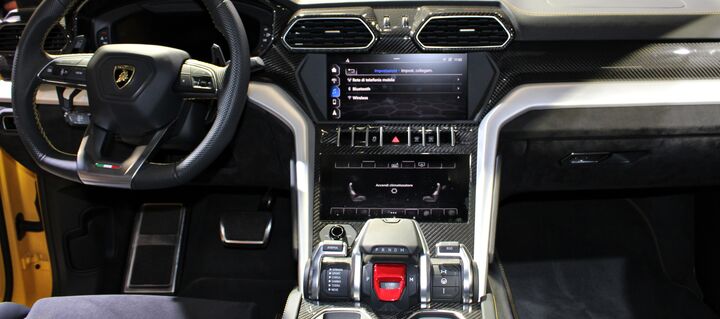 Painel e volante de um Lamborghini Urus