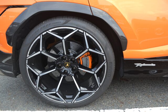 Roda de um Lamborghini Urus laranja
