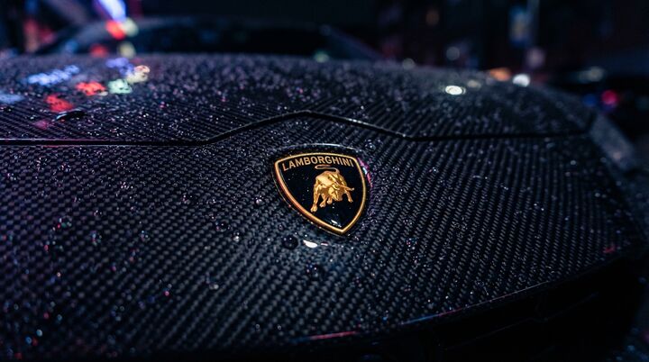 Emblema da Lamborghini sobre um capô de carbono